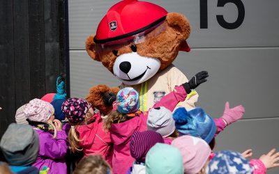 Brannbamsen Bjørnis kommer lørdag og spyler med brannslangen